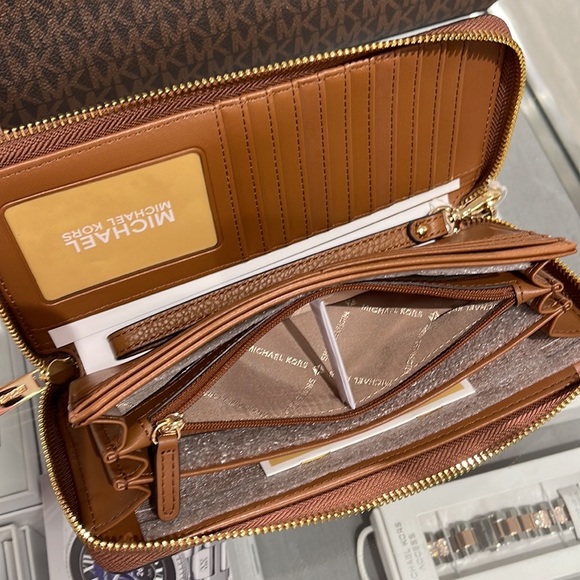 MICHAEL KORS LARGE TRAVEL CONTINENTAL WRISTLET WALLET PHONEHOLDER LUGGAGE - Picture 7 of 16